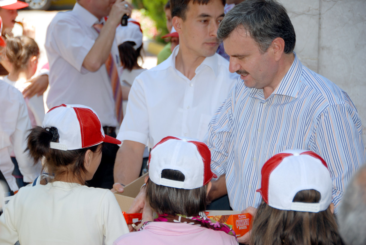 Başkan Akyürek Çocuklara Şivlilik Dağıttı