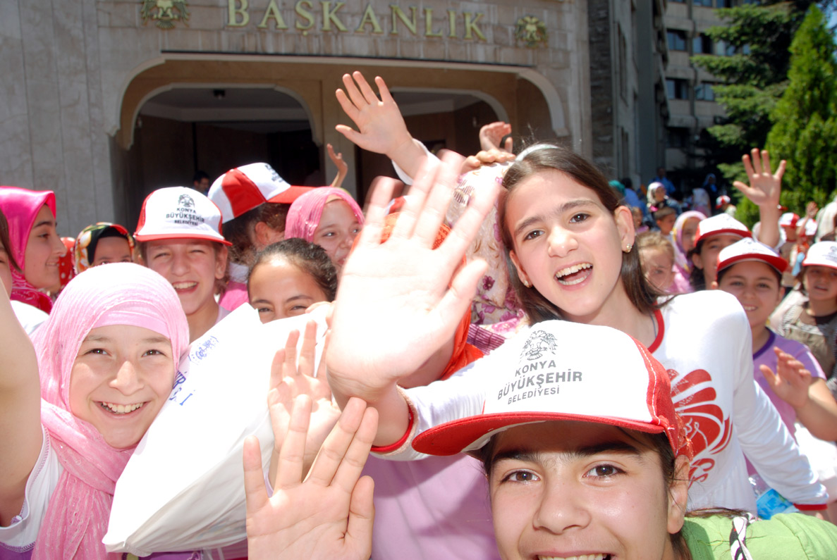 Başkan Akyürek Çocuklara Şivlilik Dağıttı