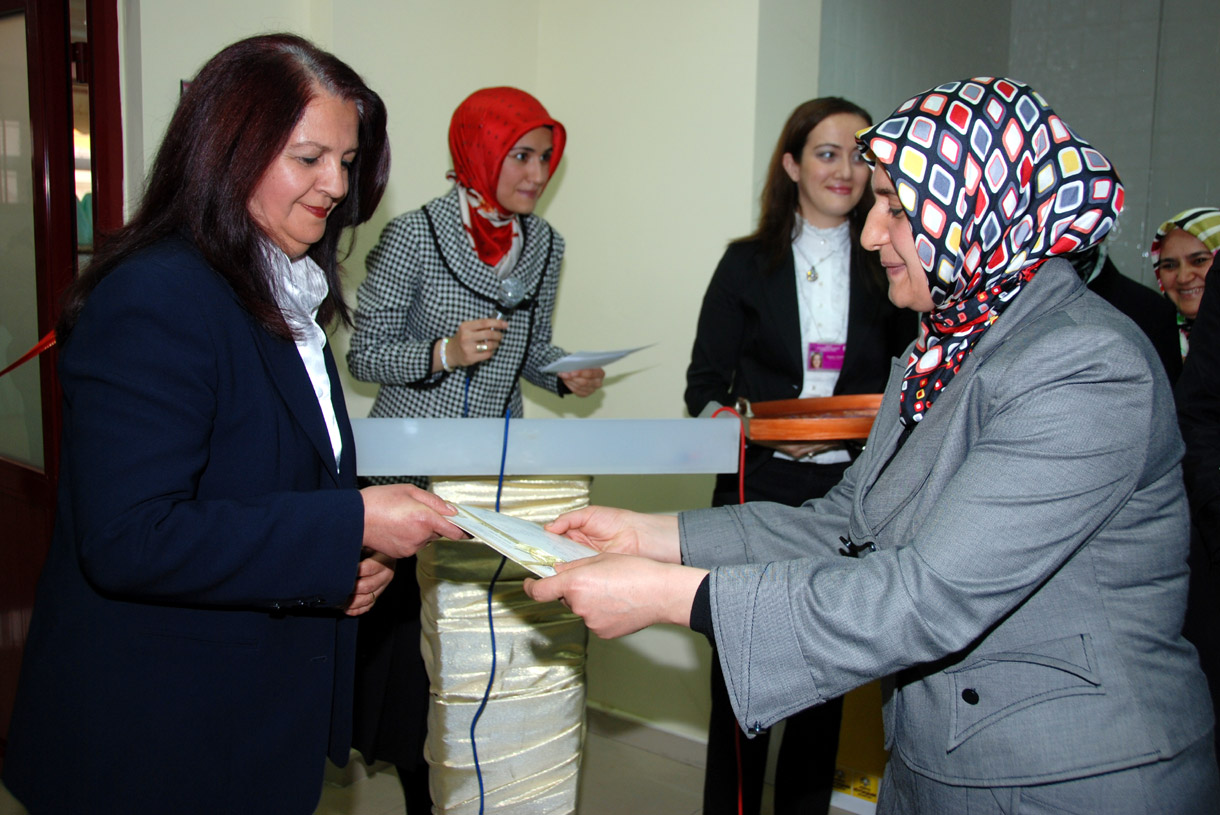 Hanımlar Lokali'nde Sertifika Töreni ve Sergi Açılışı