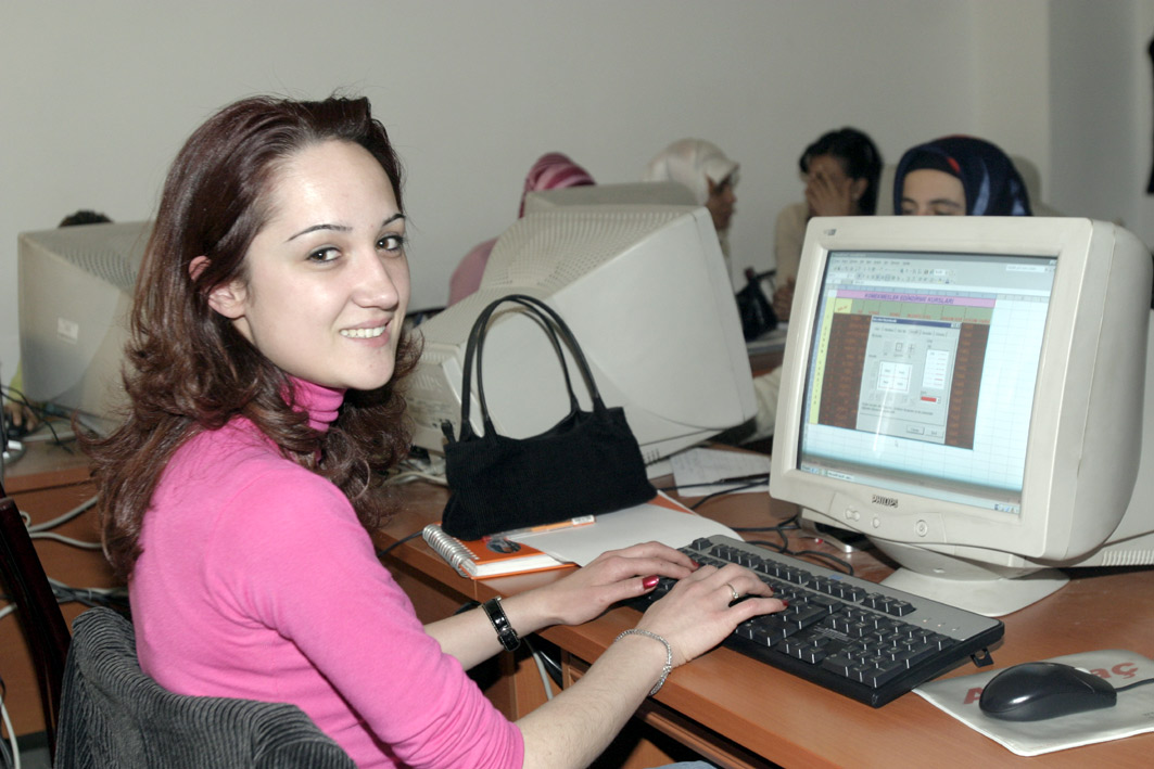 KOMEK'in Yıl Sonu Sergisi Hüseyin Turan Konseri İle Açılıyor