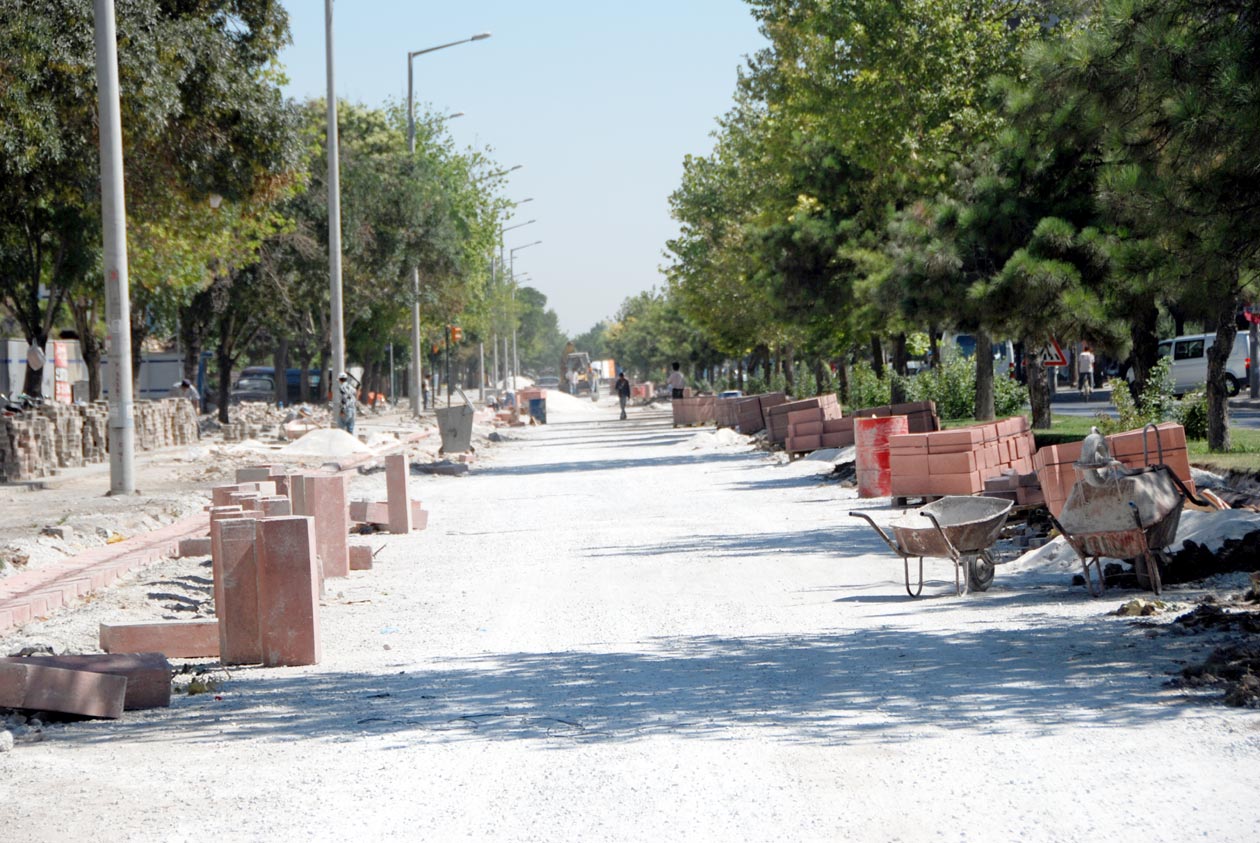 Ankara Caddesi'nde Kaldırım Düzenleme ve Asfalt Çalışması