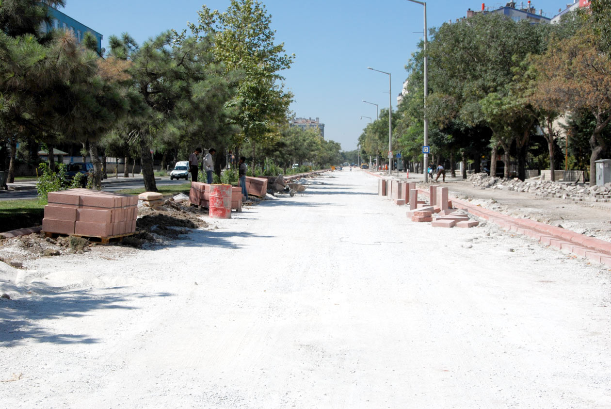 Ankara Caddesi'nde Kaldırım Düzenleme ve Asfalt Çalışması