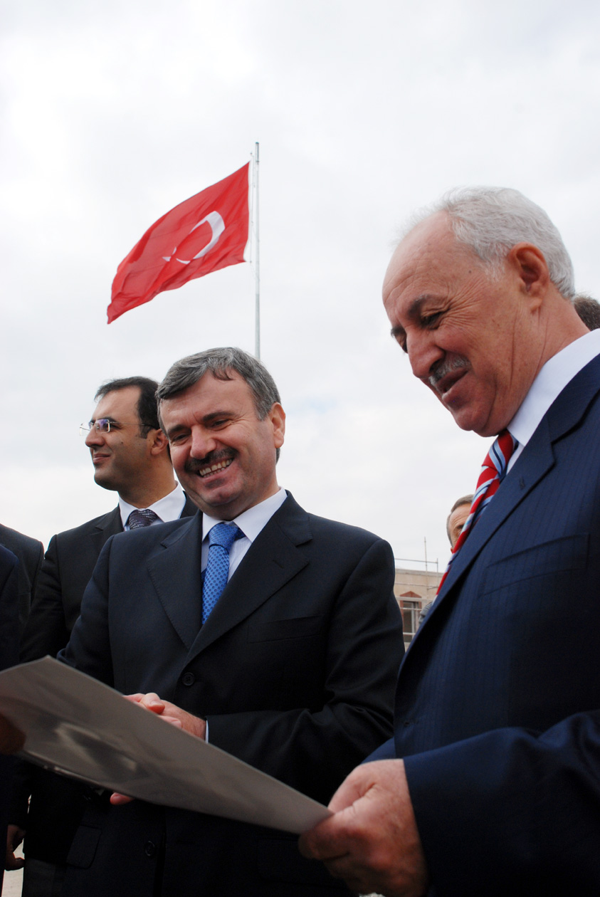 Vali Aydın ve Başkan Akyürek Dev  Bayrağı Göndere Çekti