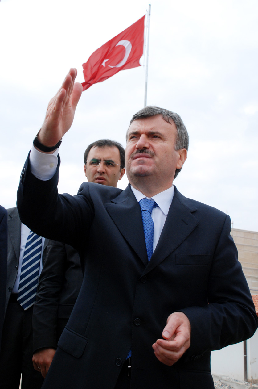 Vali Aydın ve Başkan Akyürek Dev  Bayrağı Göndere Çekti