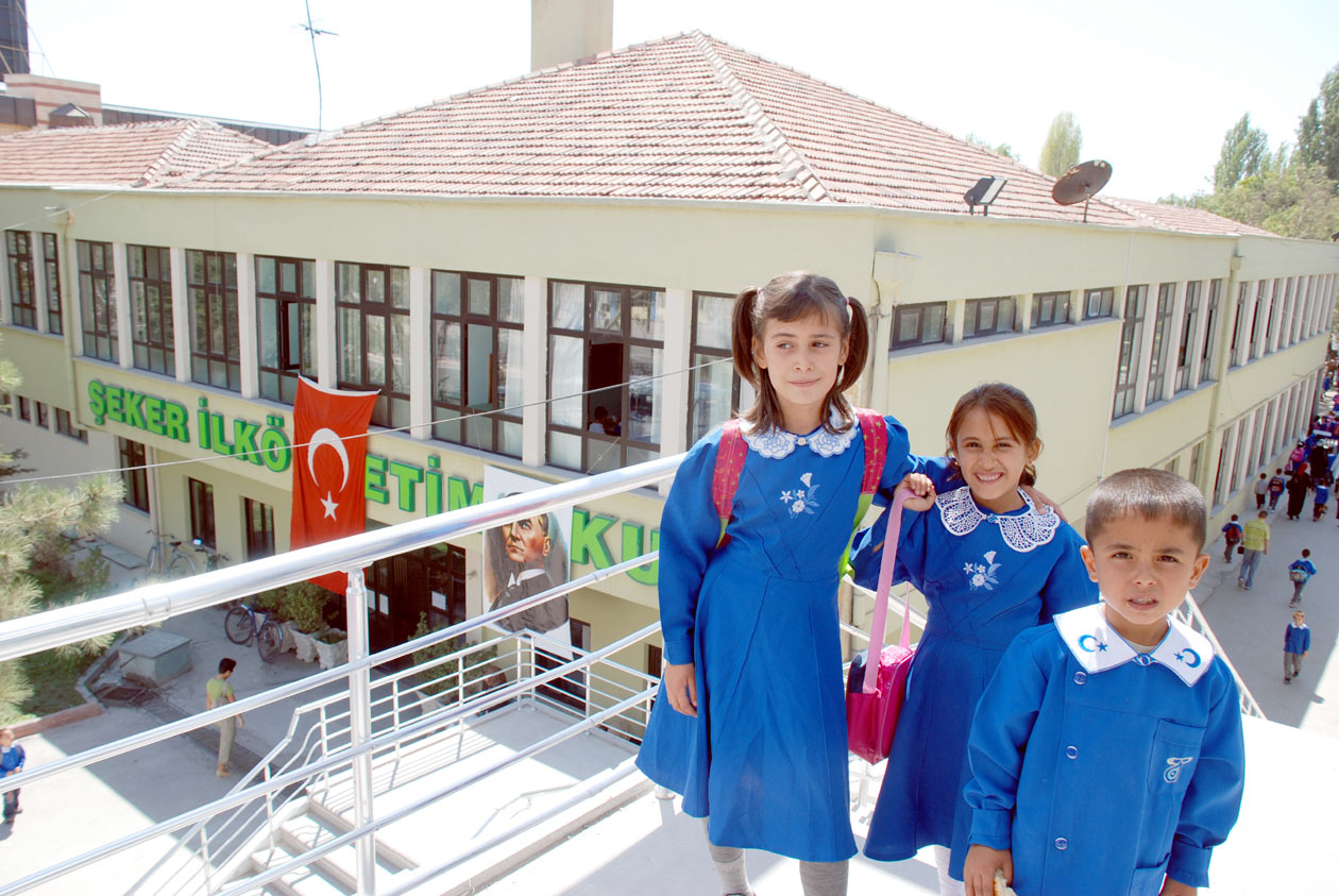 Şeker İlköğretim Okulu Yaya Üstgeçidi Hizmette