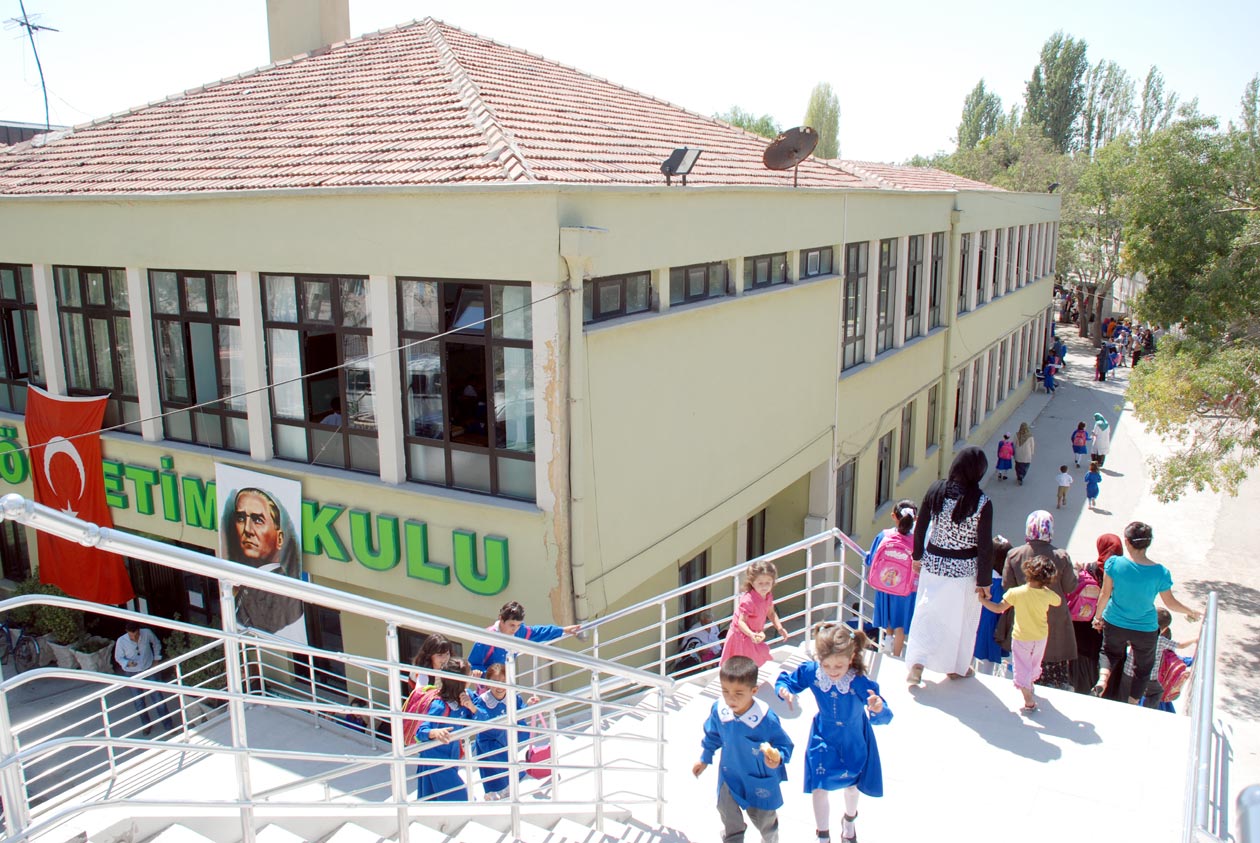 Şeker İlköğretim Okulu Yaya Üstgeçidi Hizmette