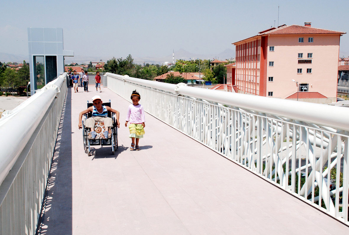 Modern ve Kullanışlı Yaya Üstgeçitleri Yapılıyor