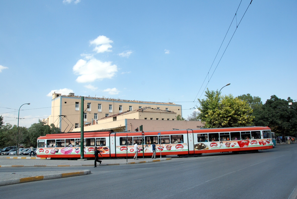 Konya Tarihinin En Önemli Projesi: Eski Adliye Binası Yıkılarak Kent Meydanı Oluşturuluyor