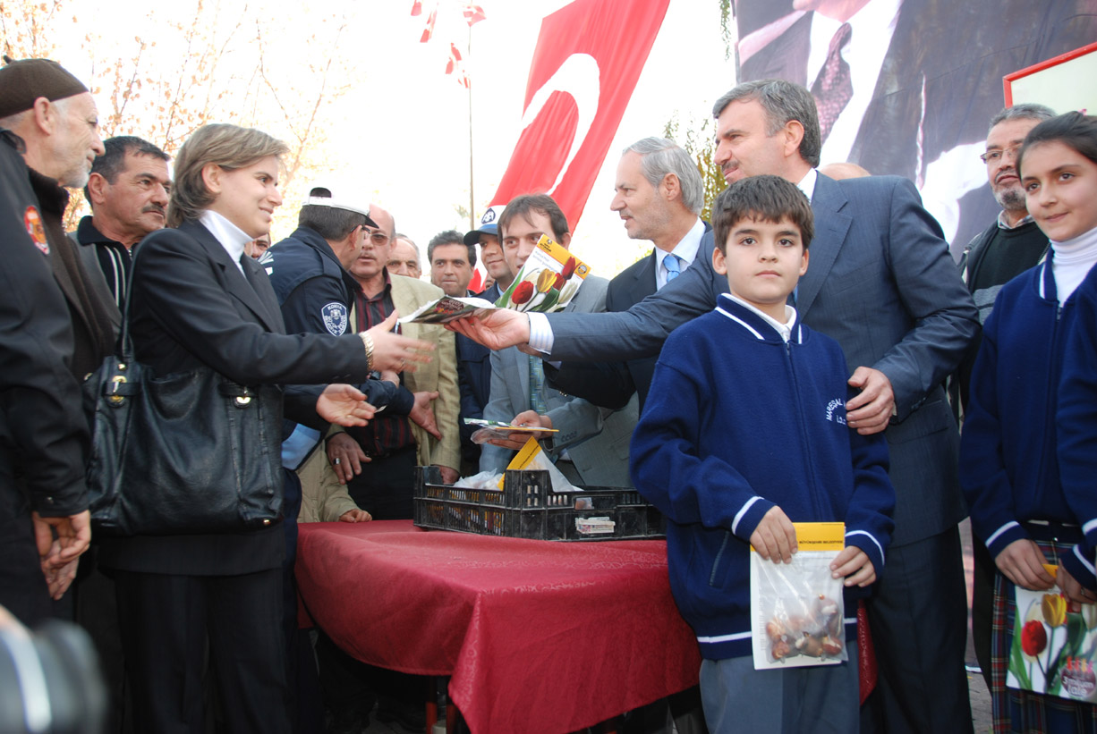 300 Bin Lale Soğanı Dağıtımı Başlattı