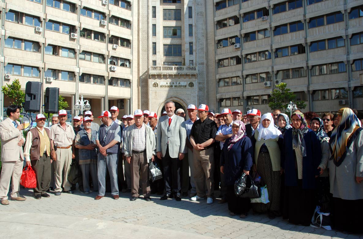 Büyükşehir Belediyesi, Emeklileri Çanakkale'ye Gönderdi