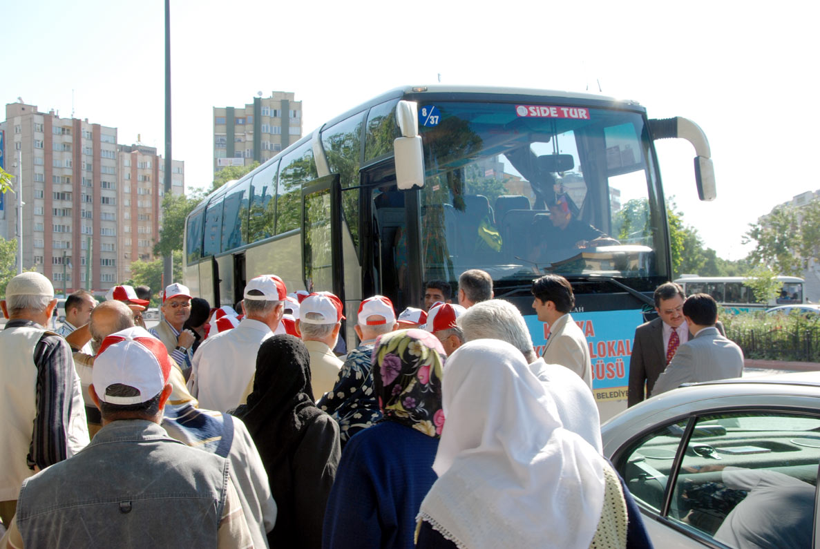 Büyükşehir Belediyesi, Emeklileri Çanakkale'ye Gönderdi