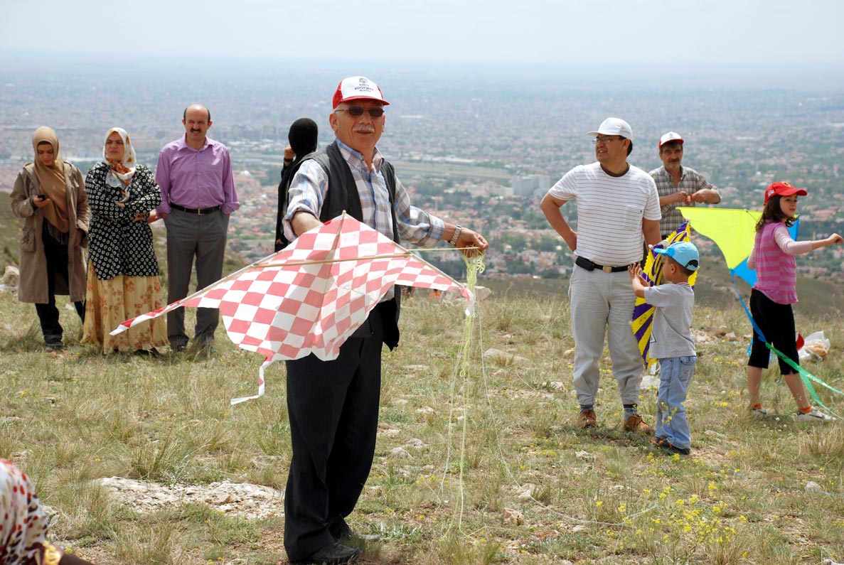 Gökyüzü Rengarenk Uçurtmalarla Kaplandı