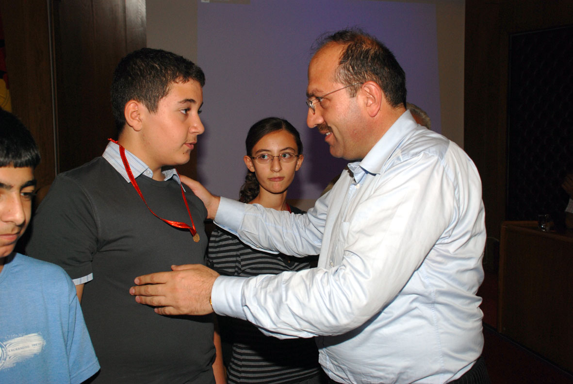ÖSS ve OKS'de İlk 100'e Giren Öğrenciler Ödüllendirildi