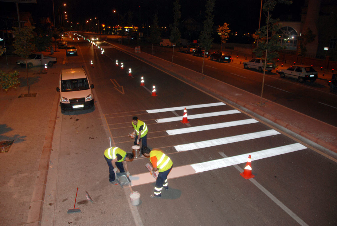 Yol Çizgileri ve İşaretler İçin Uzun Ömürlü Boya Uygulanıyor