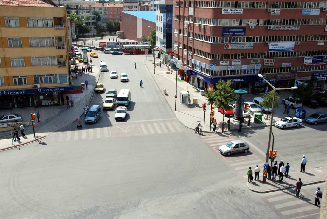 Yol Çizgileri ve İşaretler İçin Uzun Ömürlü Boya Uygulanıyor