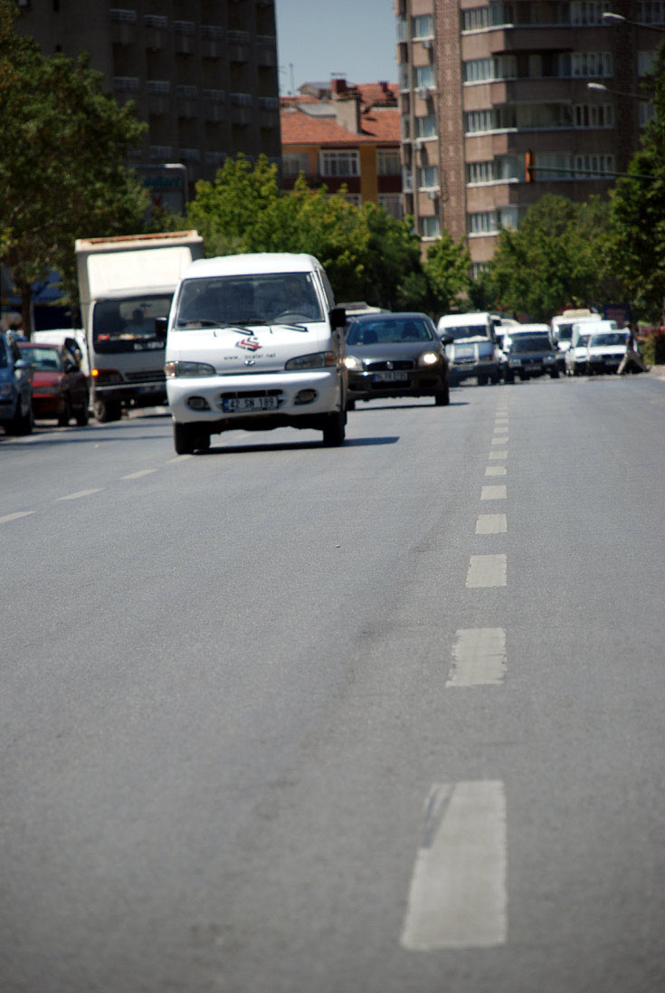 Yol Çizgileri ve İşaretler İçin Uzun Ömürlü Boya Uygulanıyor