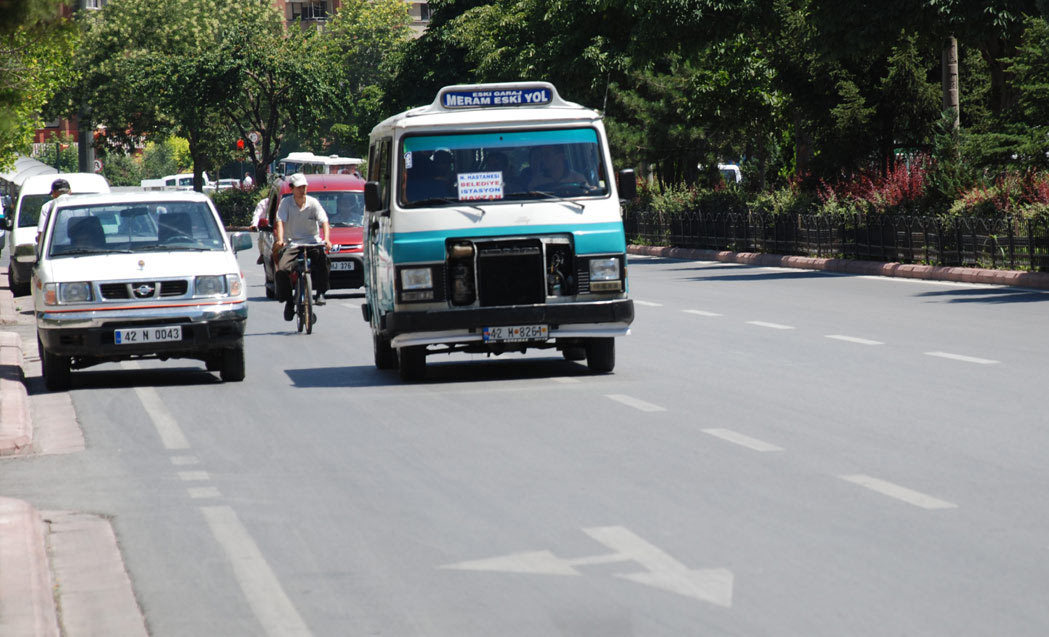 Yol Çizgileri ve İşaretler İçin Uzun Ömürlü Boya Uygulanıyor