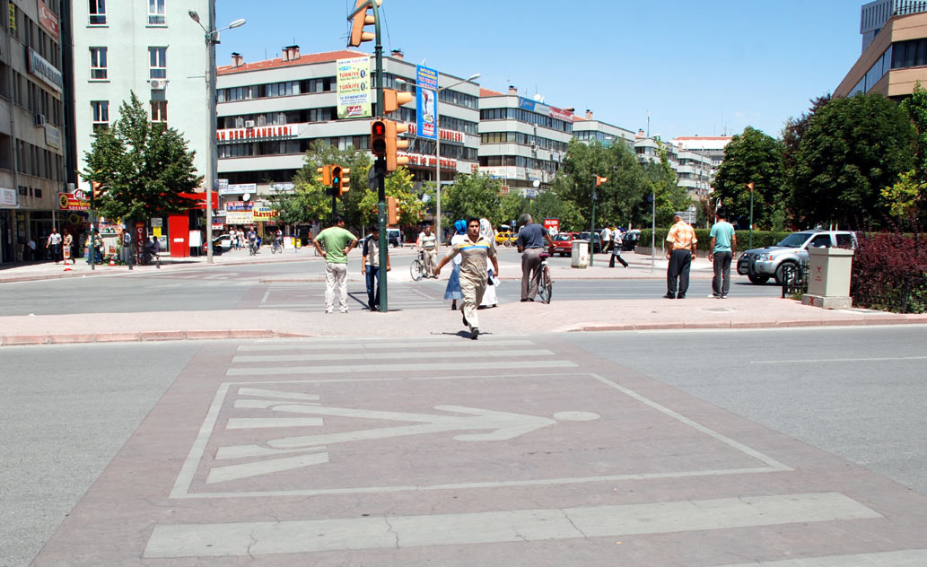 Yol Çizgileri ve İşaretler İçin Uzun Ömürlü Boya Uygulanıyor