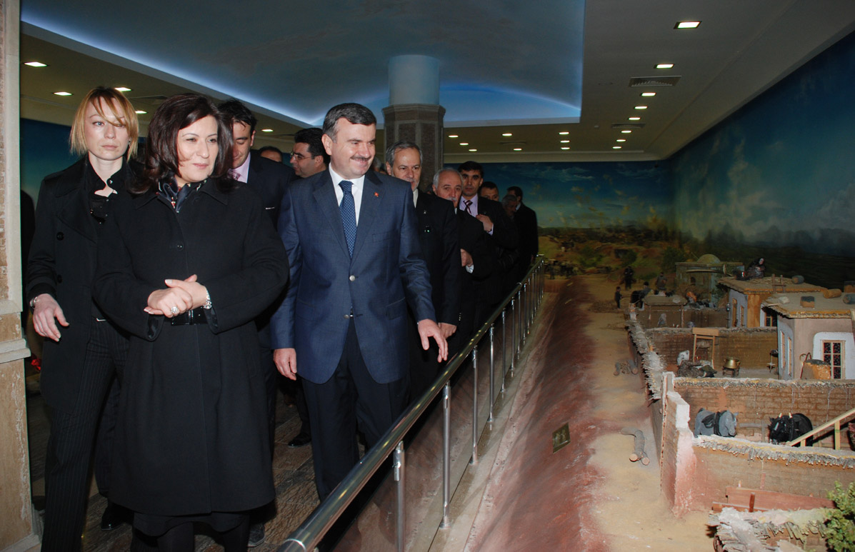 Bakan Çubukcu İstiklal Harbi Şehitliği'ni Gezdi