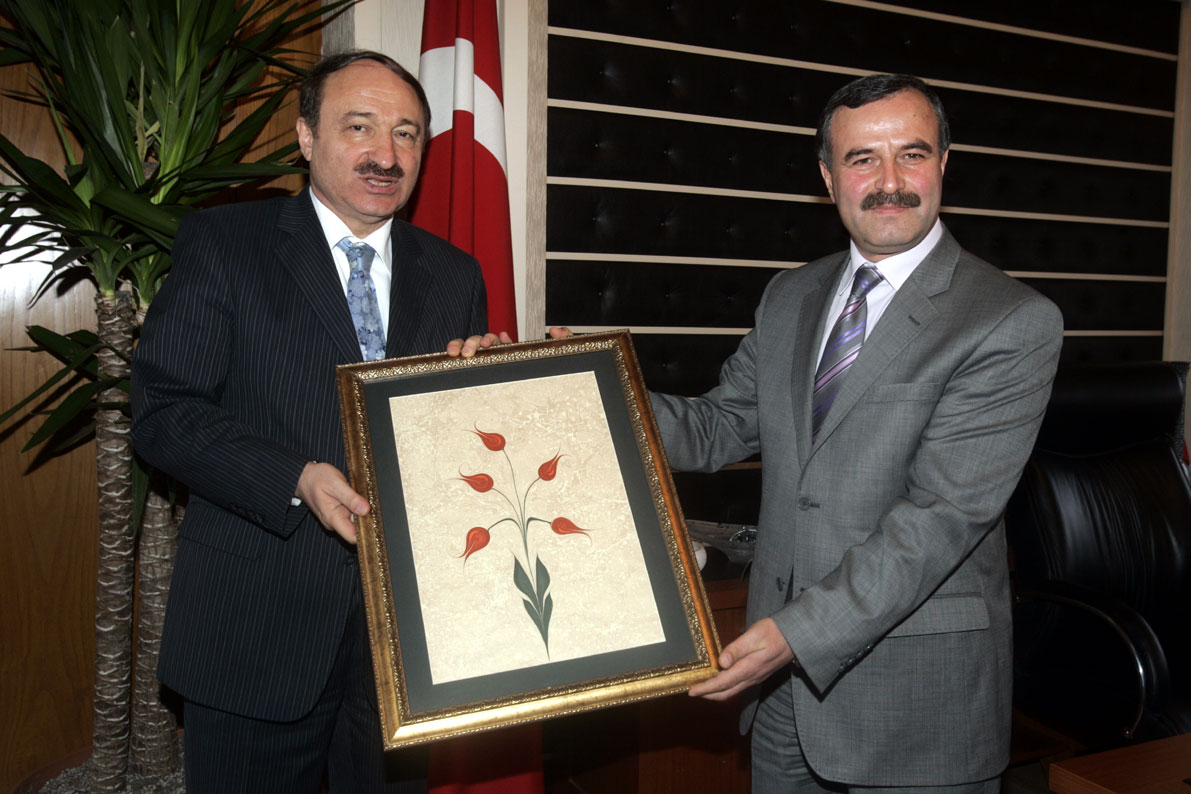 Bakan Özak Büyükşehir Belediyesi'ni Ziyaret Etti