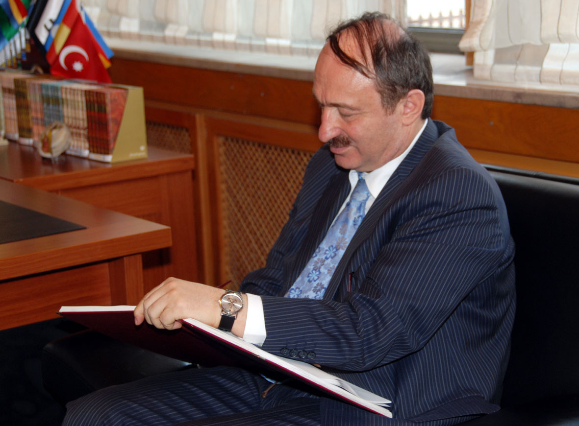 Bakan Özak Büyükşehir Belediyesi'ni Ziyaret Etti