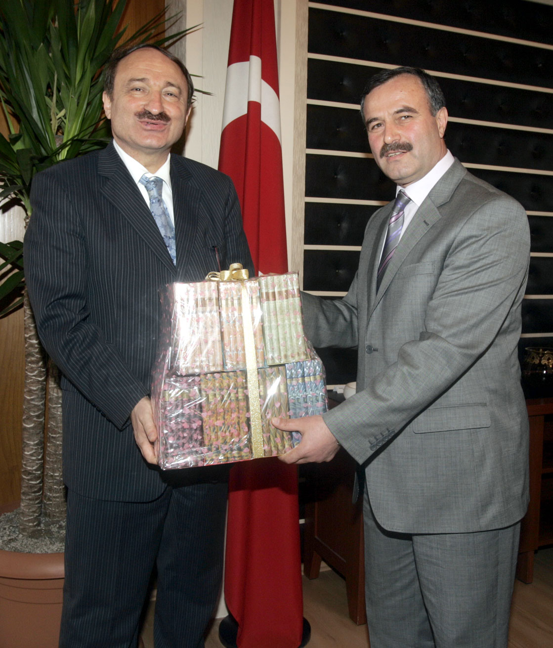 Bakan Özak Büyükşehir Belediyesi'ni Ziyaret Etti