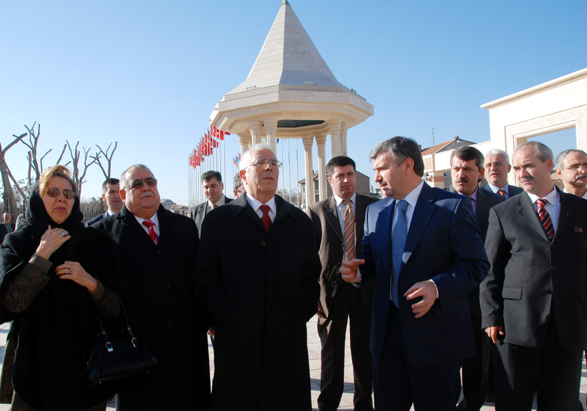 Bakan Aydın İstiklal Harbi Şehitliği'ni Gezdi