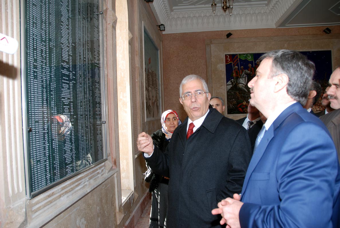 Bakan Aydın İstiklal Harbi Şehitliği'ni Gezdi