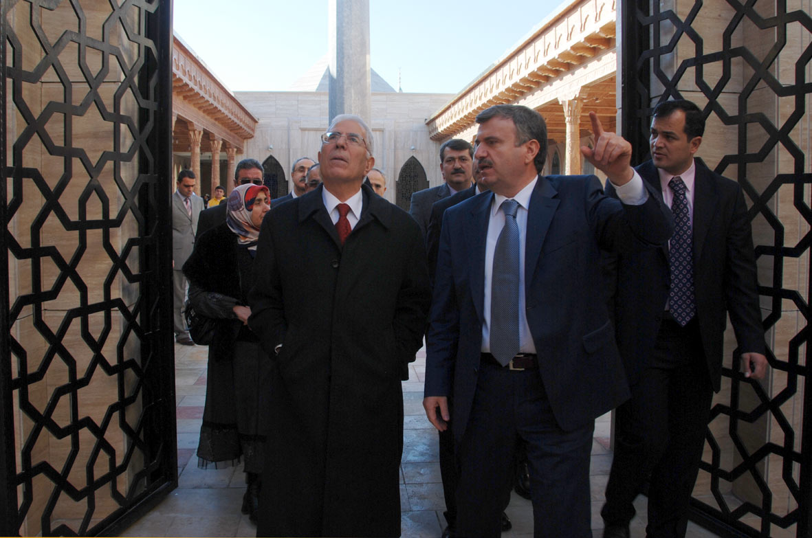 Bakan Aydın İstiklal Harbi Şehitliği'ni Gezdi