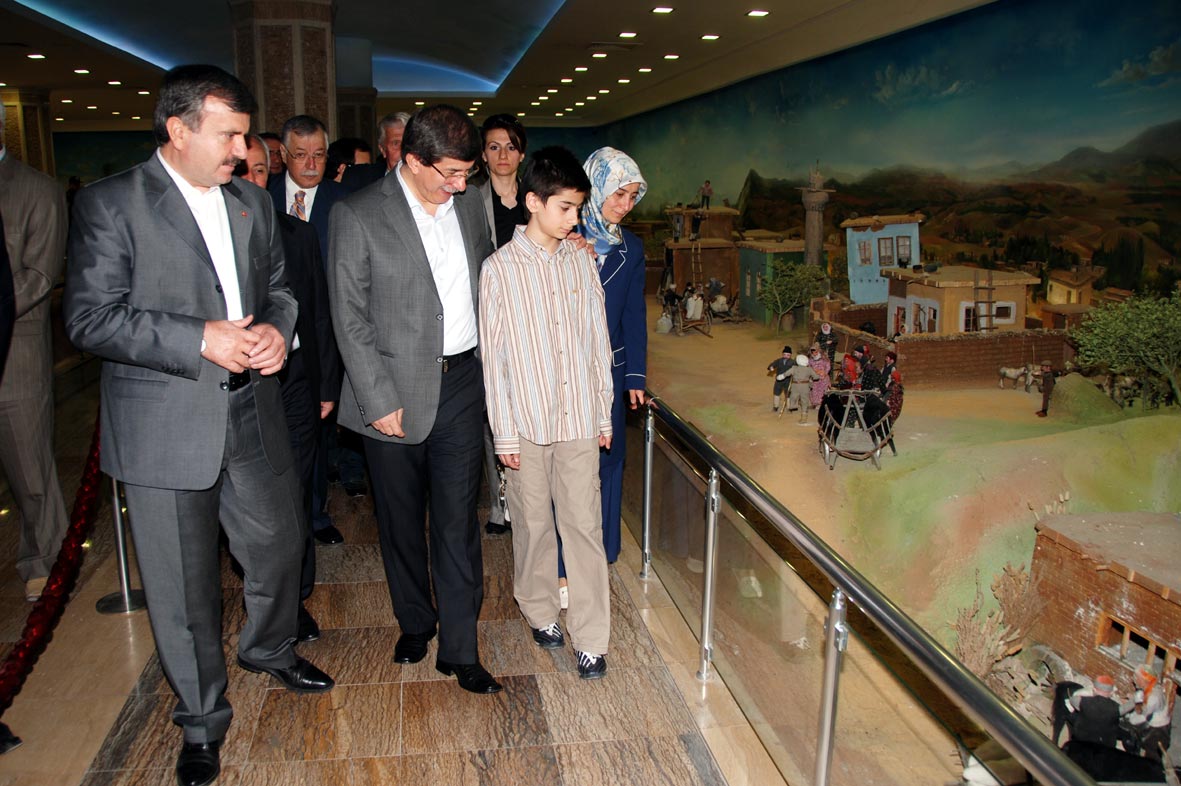 Bakan Davutoğlu Şehitlik Abidesi'ni Gezdi