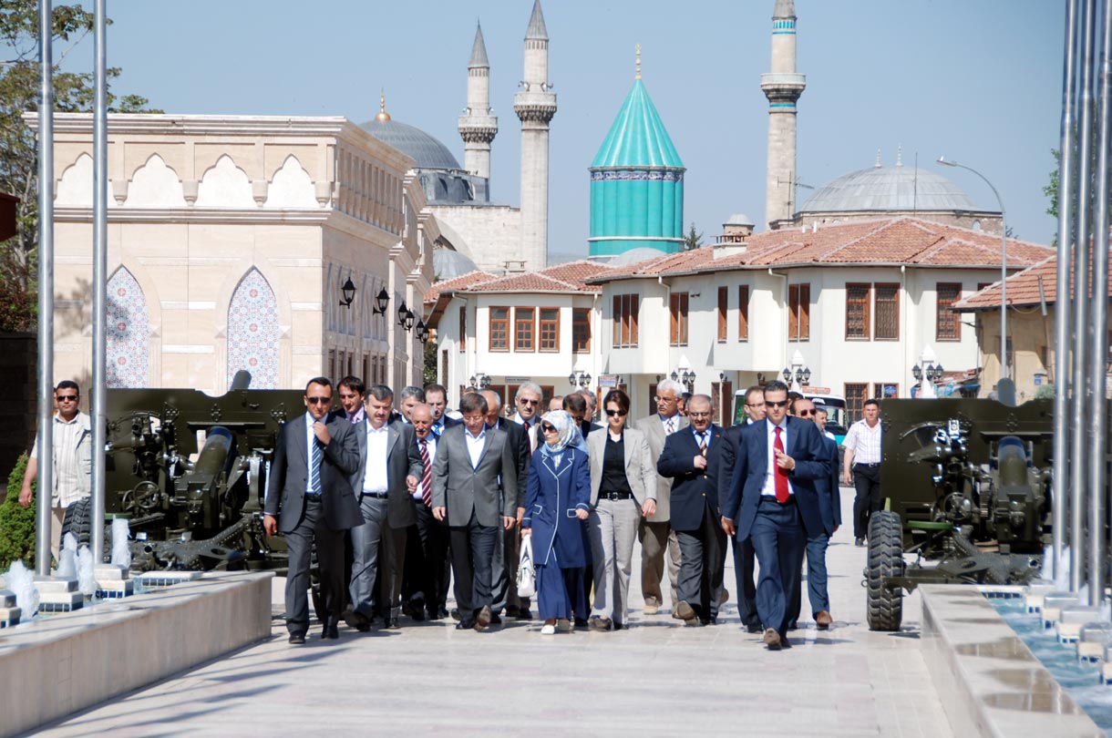 Bakan Davutoğlu Şehitlik Abidesi'ni Gezdi