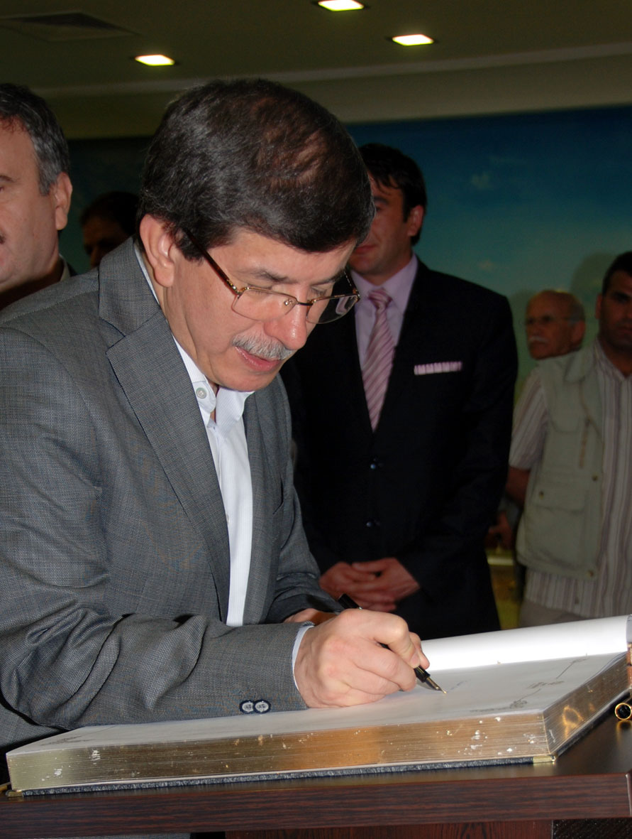Bakan Davutoğlu Şehitlik Abidesi'ni Gezdi