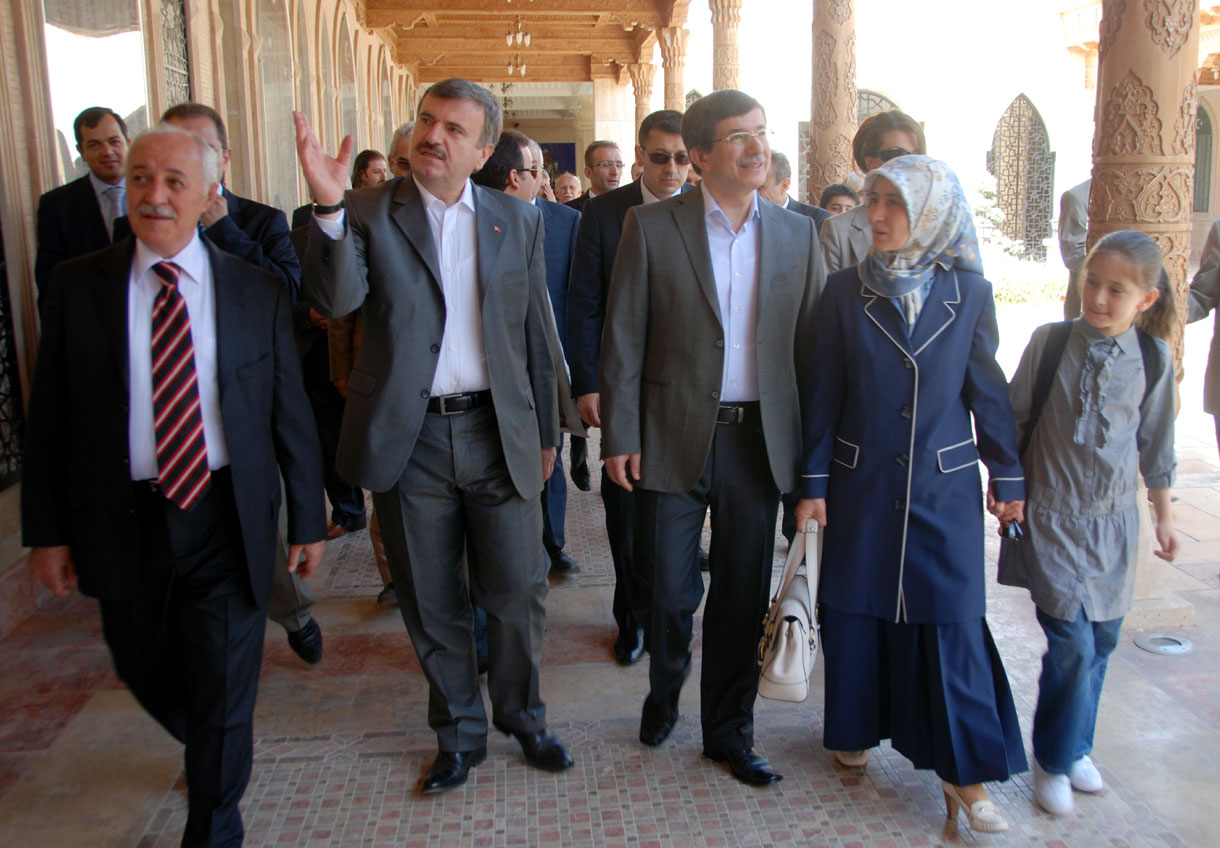 Bakan Davutoğlu Şehitlik Abidesi'ni Gezdi