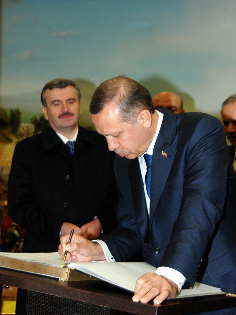 Başbakan Erdoğan İstiklal Harbi Şehitliği'ni Ziyaret Etti