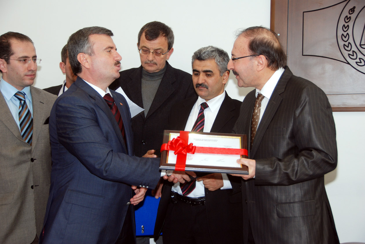 Başkan Akyürek Mazbatasını Alarak Görevine Başladı