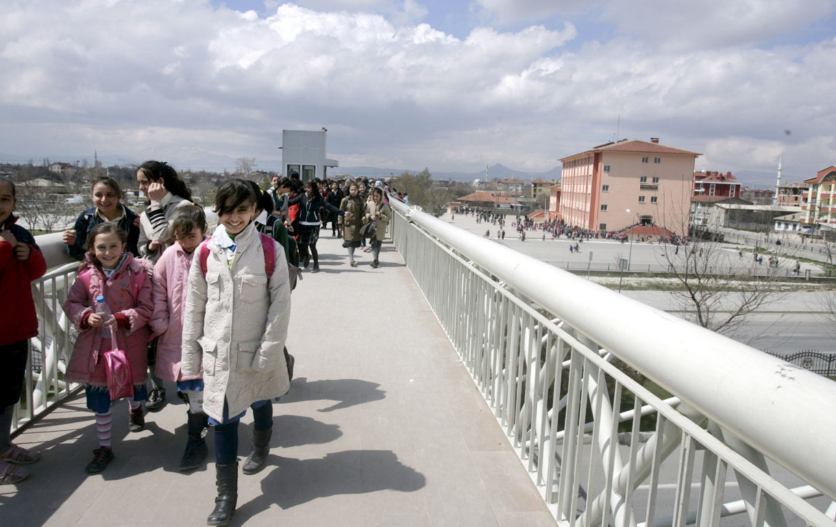 Yaya Üst Geçitleri Hayatı Kolaylaştırıyor