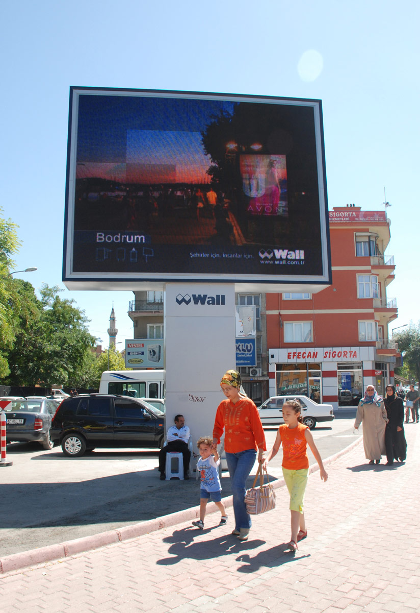 Kent Mobilyaları ve Otobüs Durakları Yenileniyor