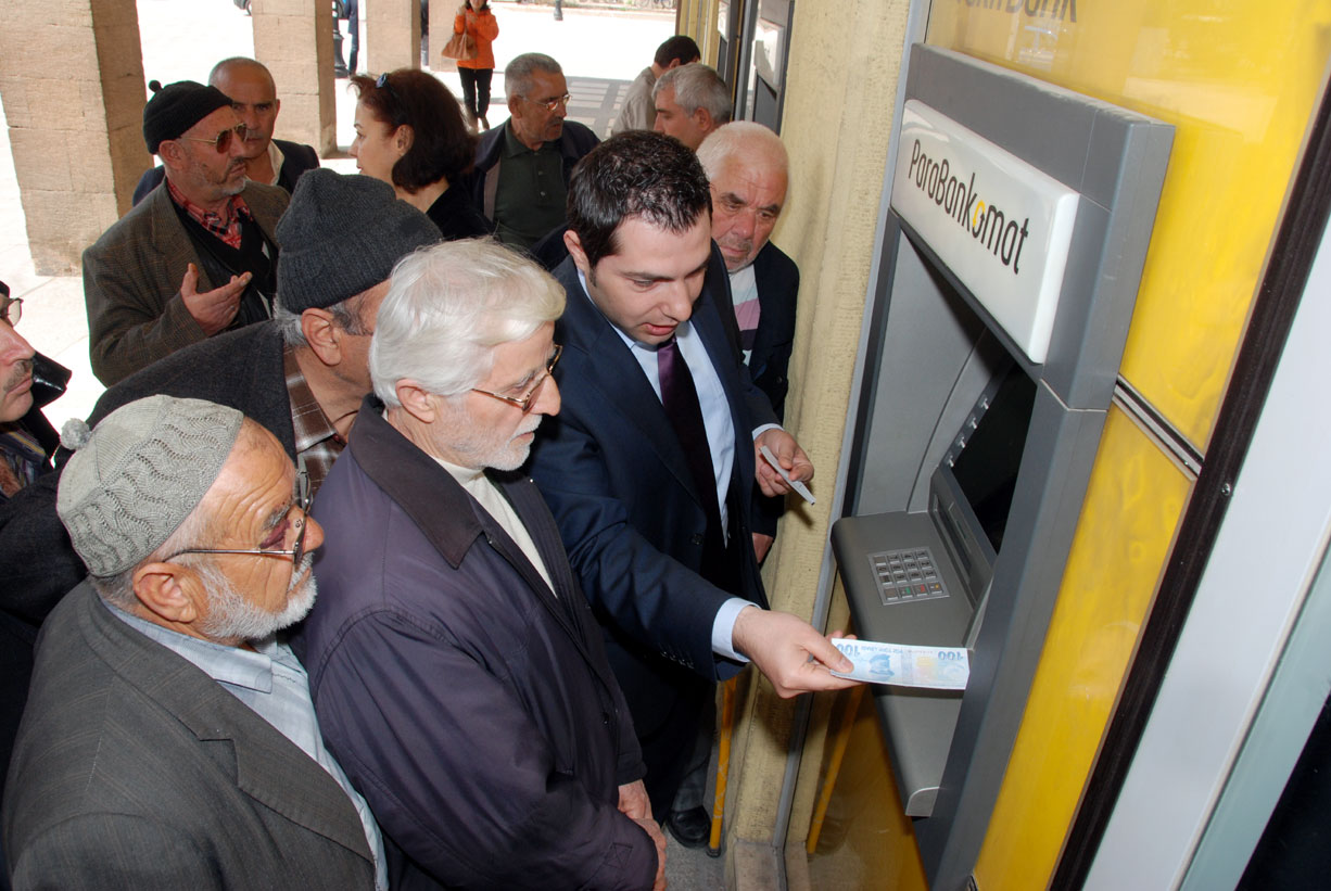 Emekliler Lokali Üyelerine Bankamatik Kullanımı Anlatıldı