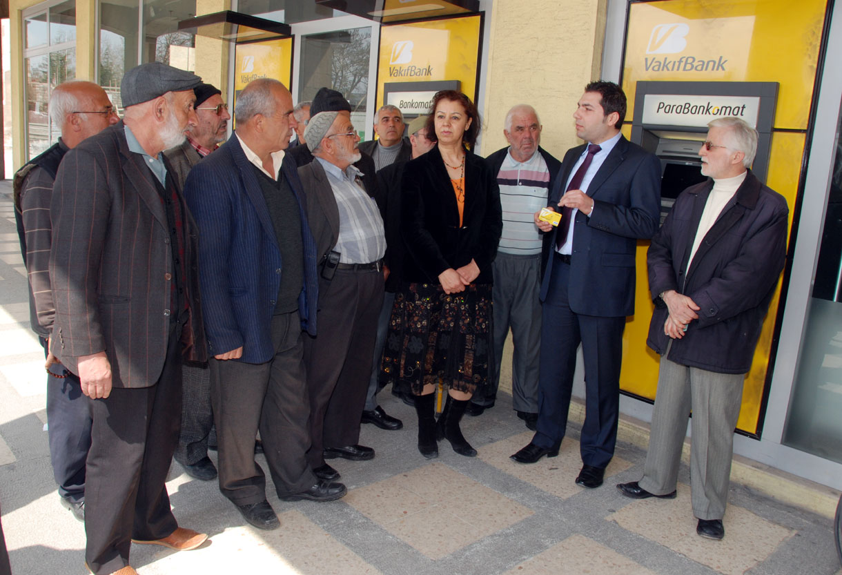 Emekliler Lokali Üyelerine Bankamatik Kullanımı Anlatıldı