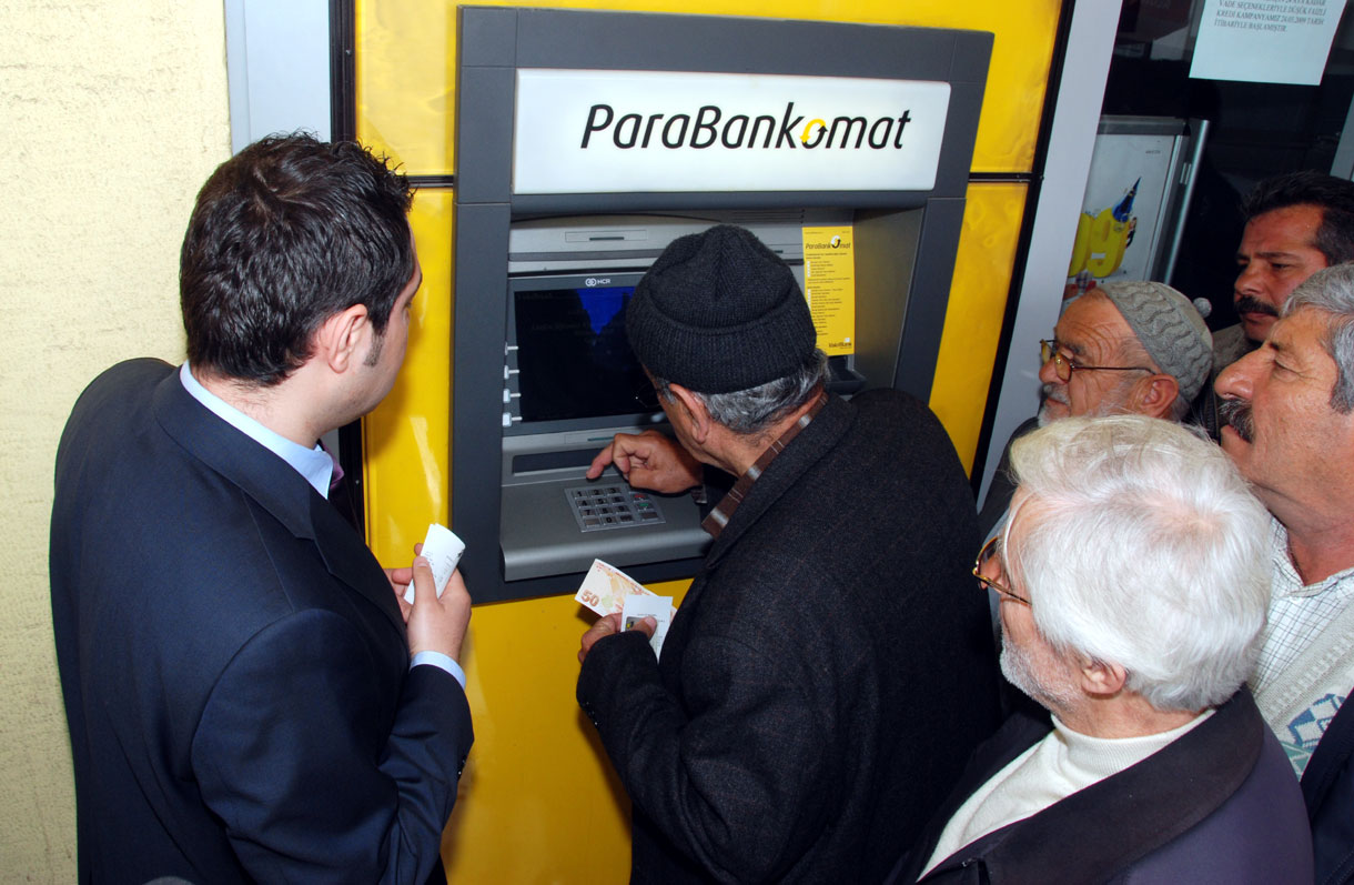 Emekliler Lokali Üyelerine Bankamatik Kullanımı Anlatıldı