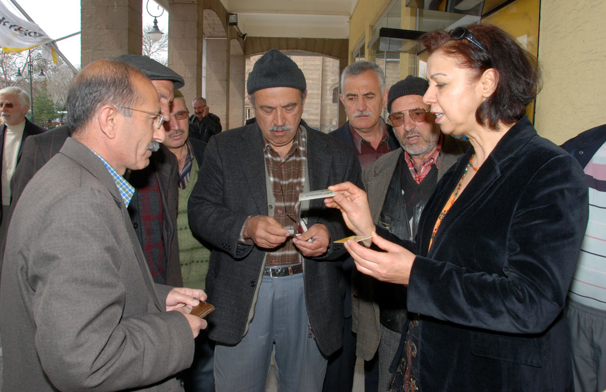 Emekliler Lokali Üyelerine Bankamatik Kullanımı Anlatıldı