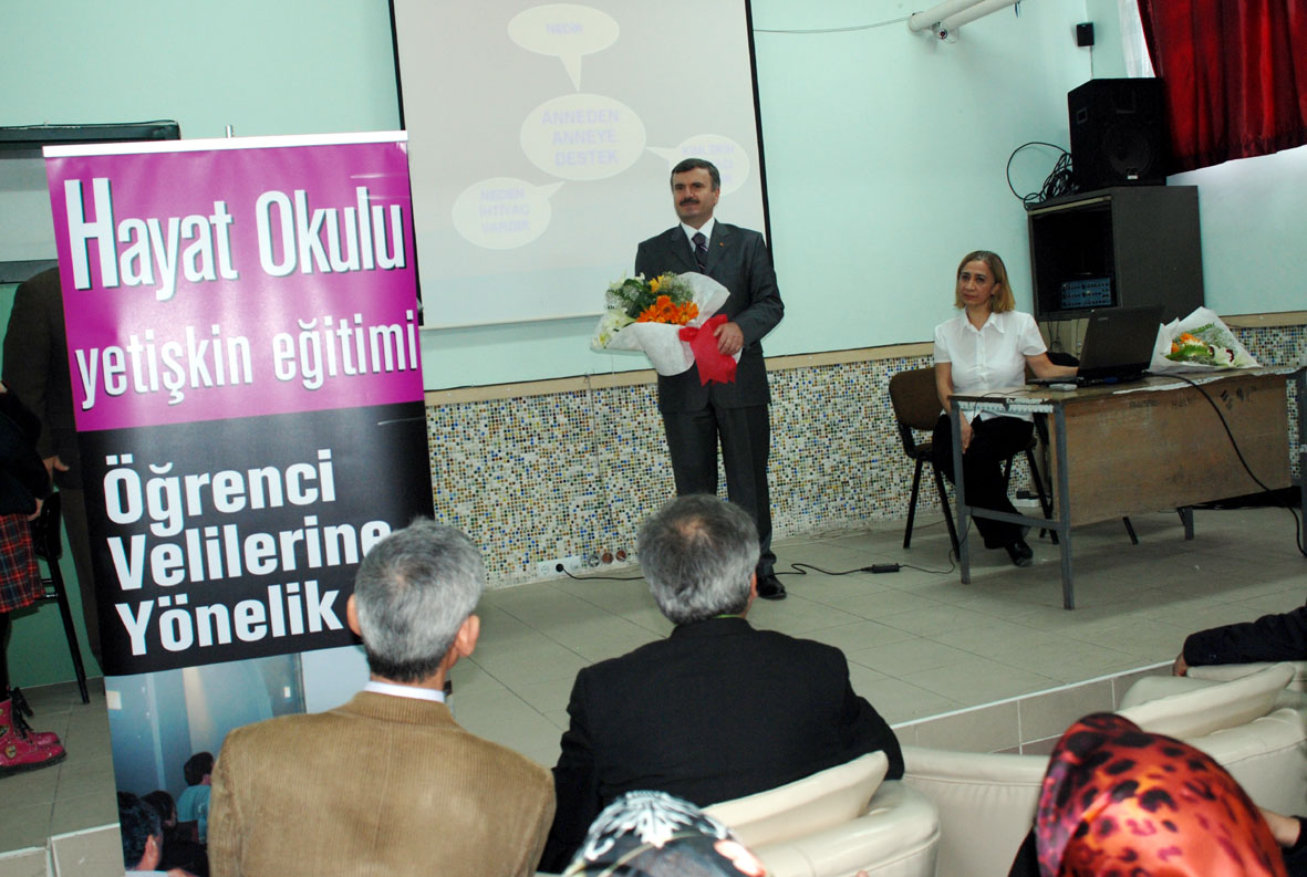 'Hayat Okulu Yetişkin Eğitimi'ne 3 Bin Veli Katıldı