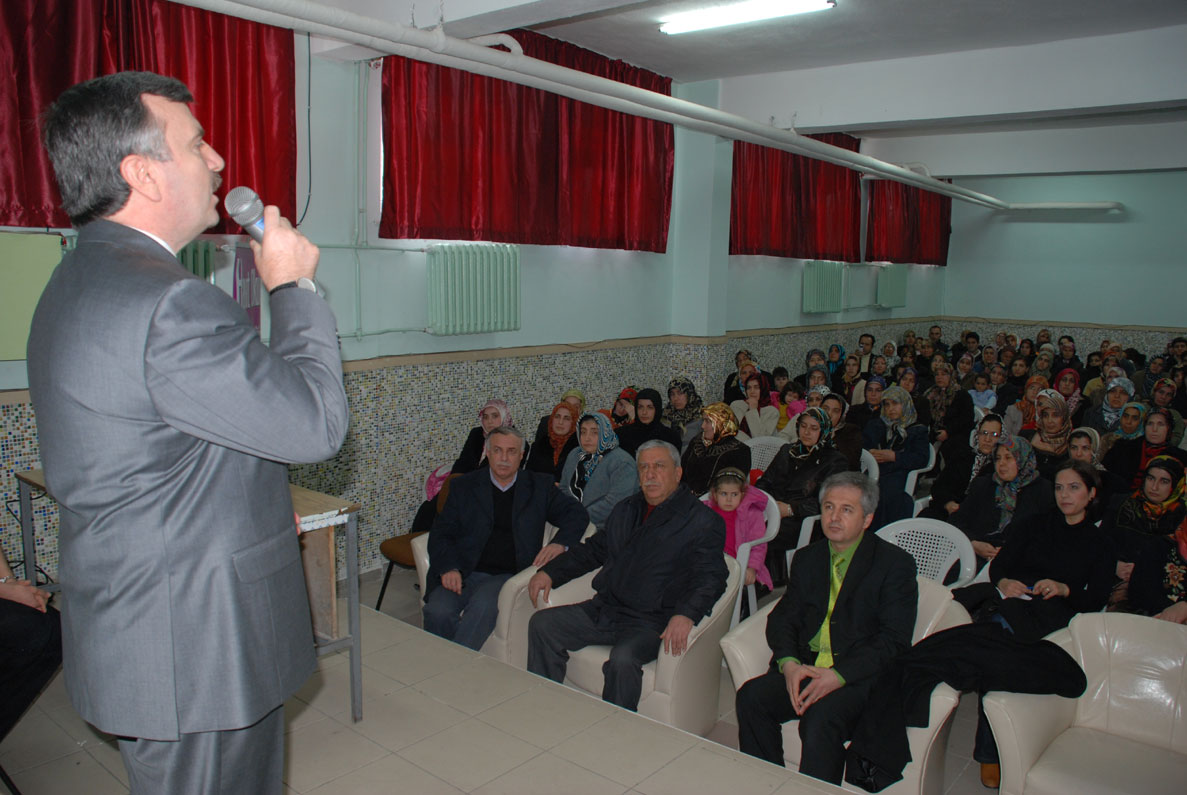 'Hayat Okulu Yetişkin Eğitimi'ne 3 Bin Veli Katıldı