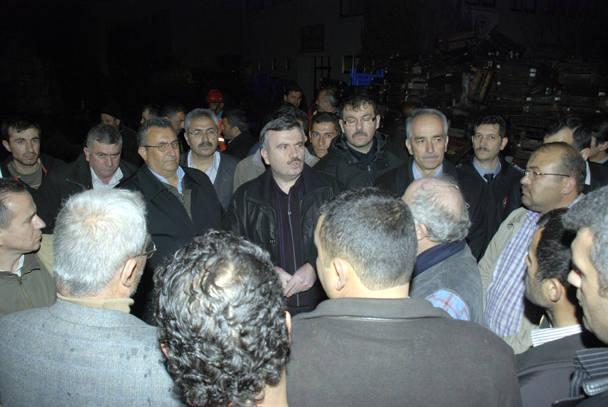 Başkan Akyürek Karatay Sebze Hali'nde İncelemelerde Bulundu