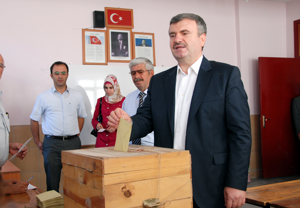 Başkan Akyürek Referandum İçin Oyunu Kullandı