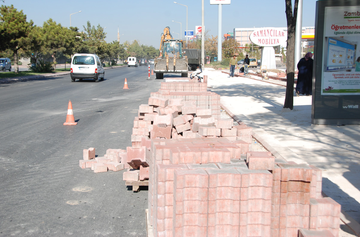 Ankara Caddesi nin Bir Bölümünde Kaldırım Düzenleme ve Son Kat Asfalt Çalışması