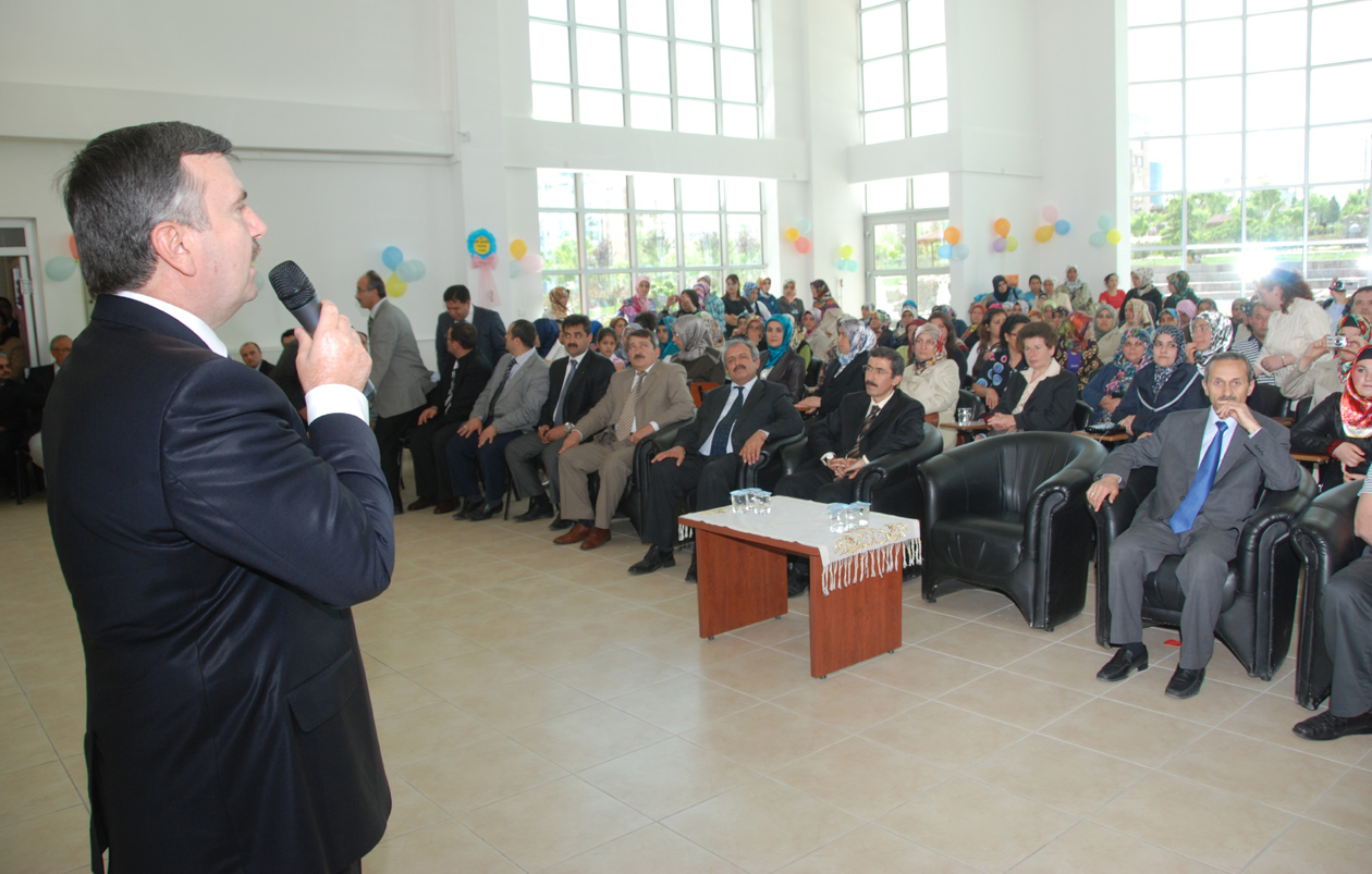Başkan Akyürek KOMEK'in Anneler Günü Programına Katıldı