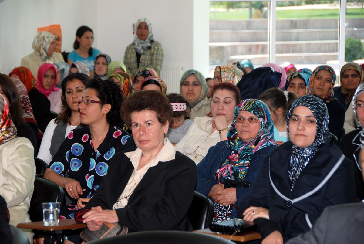 Başkan Akyürek KOMEK'in Anneler Günü Programına Katıldı