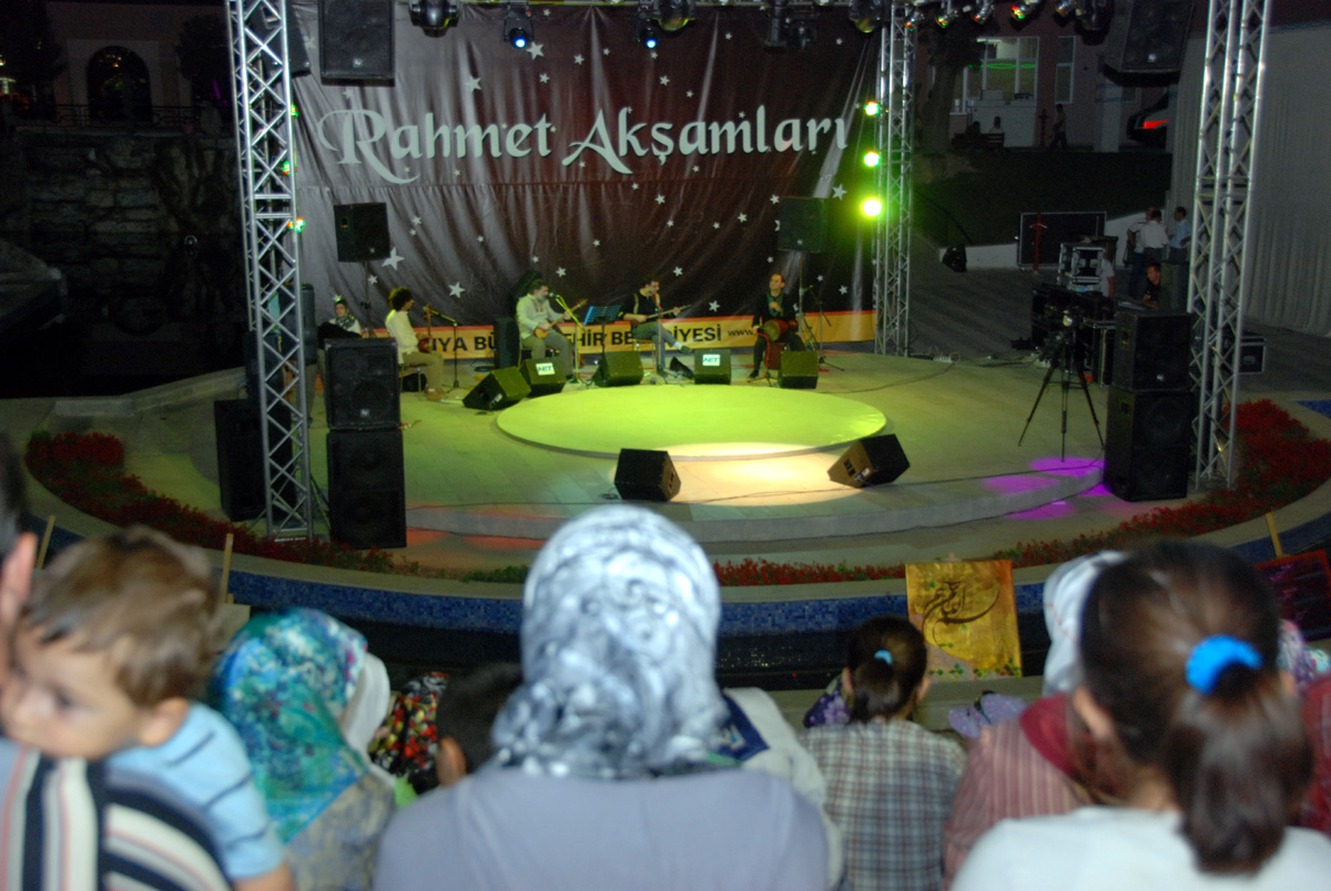 Rahmet Akşamları'nda Ünlü Sanatçılar Konser Verecek
