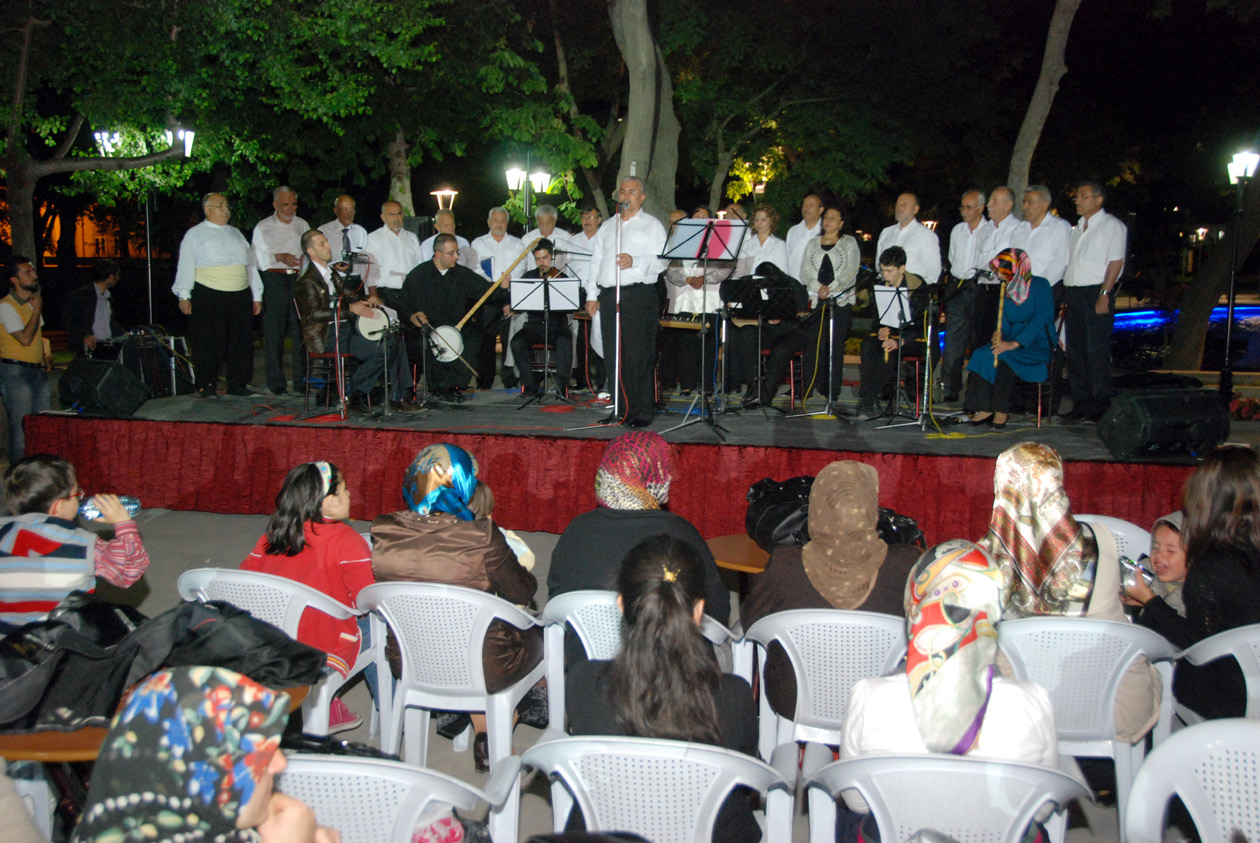 Emekliler Korosu İlk Konserini Kültürpark'ta Verdi